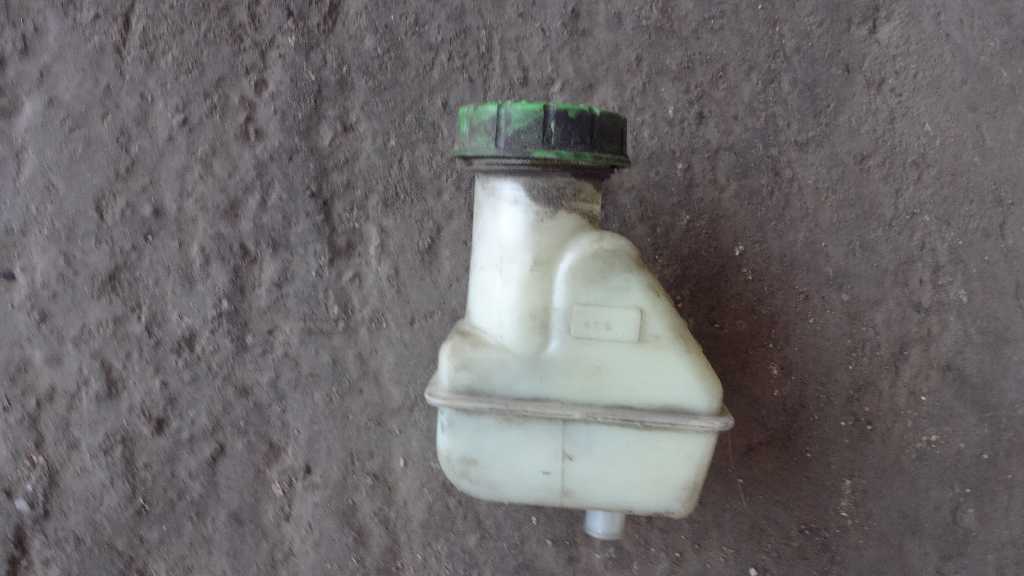 бачок главного цилиндра сцепления б/у - 1